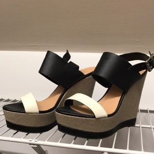 Black and white Report wedges